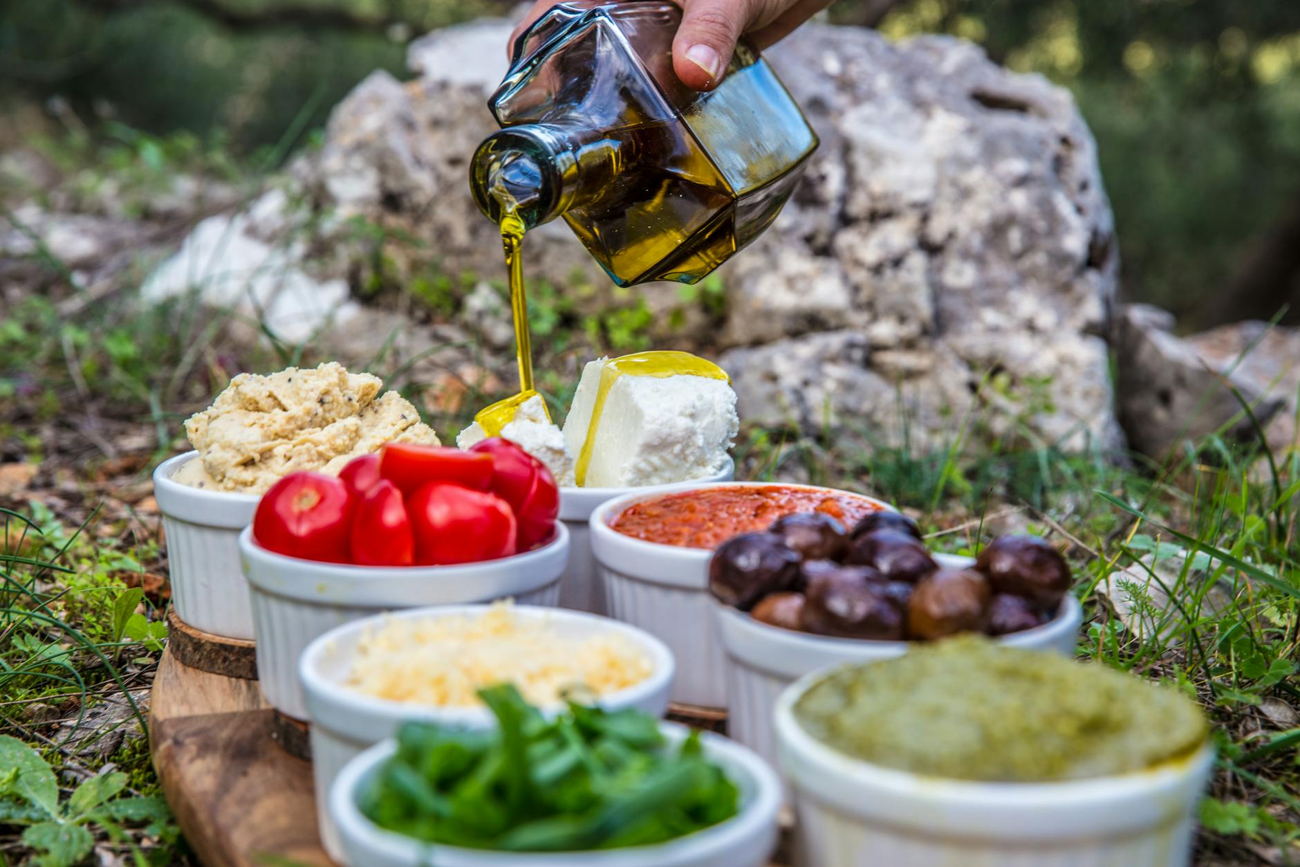 Piknik na świeżym powietrzu z śródziemnomorskimi pastami i oliwą