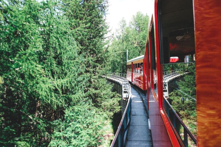 Kolejka zębata Gelmerbahn – jak zarezerwować wjazd najbardziej stromą kolejką w Europie
