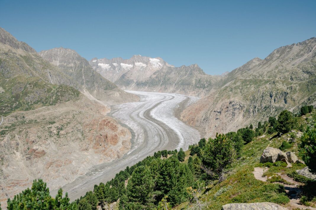 Panorama Wielkiego Lodowca Aletsch otoczonego surowymi szczytami Alp